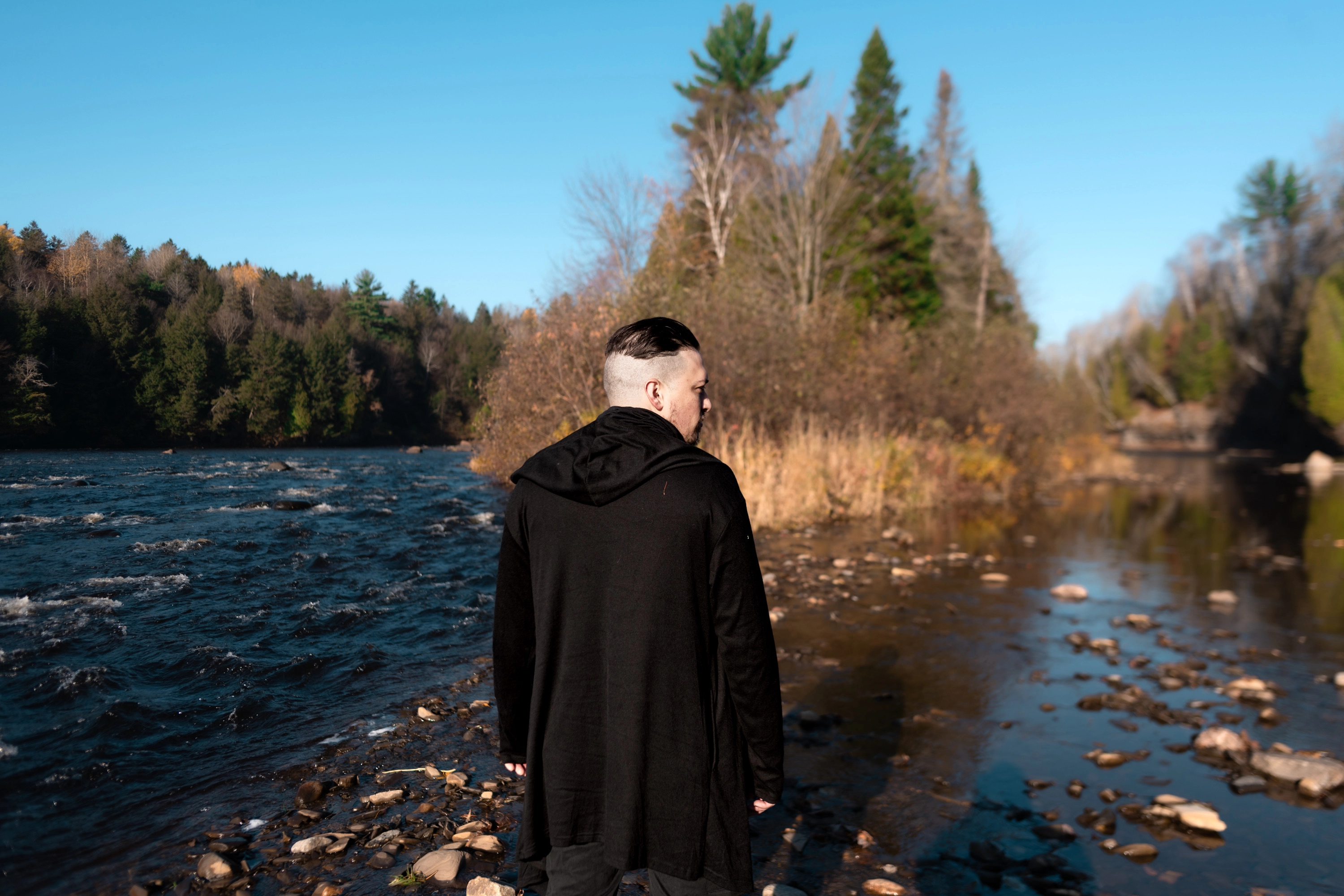 Photo de David Brongo au bord d'une rivière